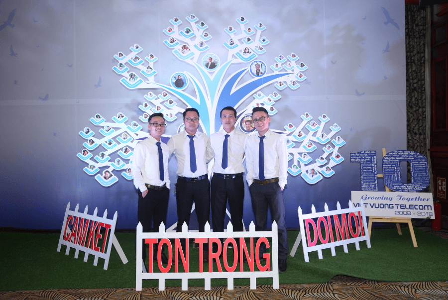 Đội ngũ nhân viên tại Việt Vương Telecom trong ngày lễ kỷ niệm