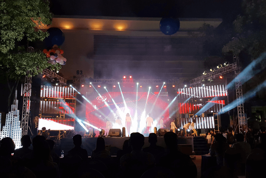 Góp mặt tại sự kiện đầy ý nghĩa và sôi động tại Đại học Xây Dựng là rất nhiều ca sĩ, DJ nổi tiếng như Tóc Tiên, Minh Trí,....