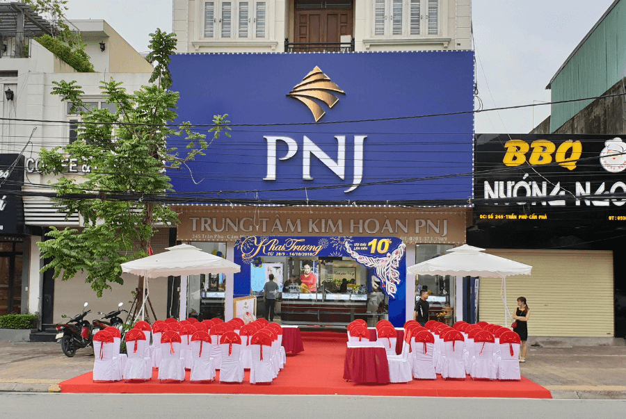 Bàn ghế và sân khấu trong lễ khai trương trọng đại của PNJ Cẩm Phả do Golden Star chuẩn bị