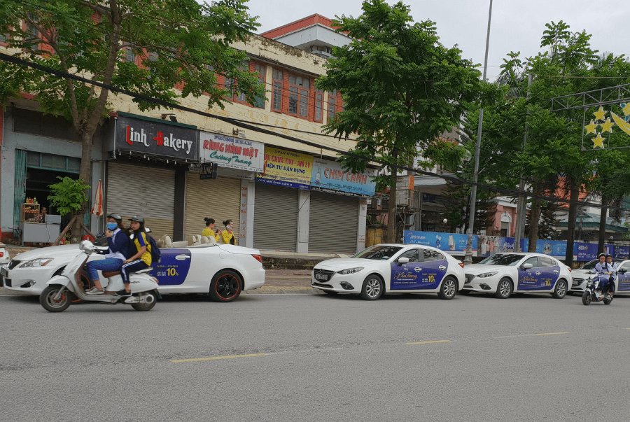 Dàn siêu xe cùng PJ của PNJ đã chạy khắp con phố khiến thu hút rất nhiều sự chú ý của người dân xung quanh