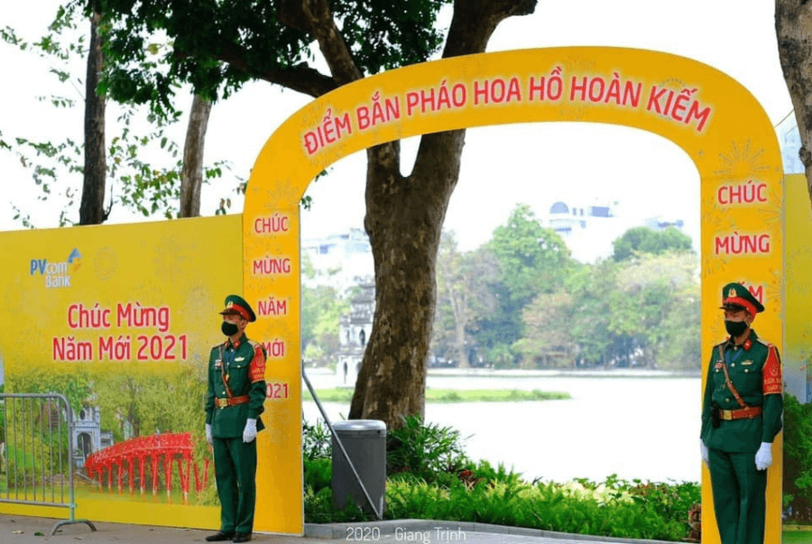 Cổng chào Của ngân hàng PvcomBank tại phố đi bộ Hồ Gươm do đội ngũ Golden Star thiết kế thi công